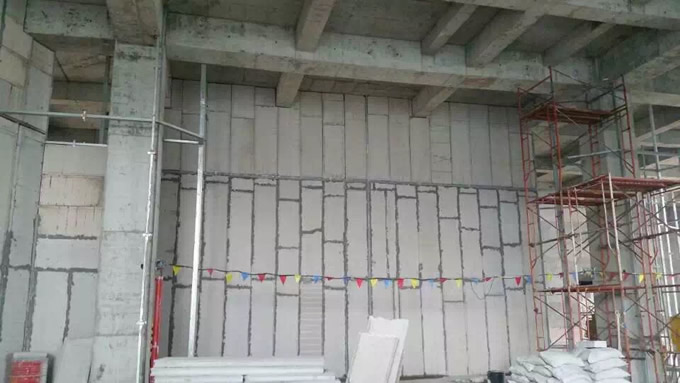 高層建筑輕質(zhì)復(fù)合隔墻板施工案例