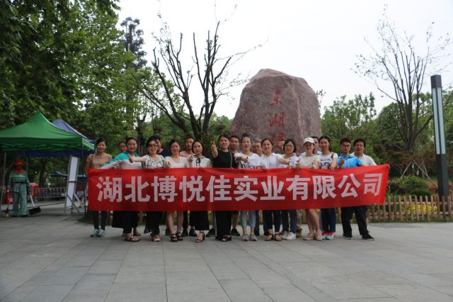 戶外騎行，低碳環(huán)保，享受運(yùn)動(dòng)