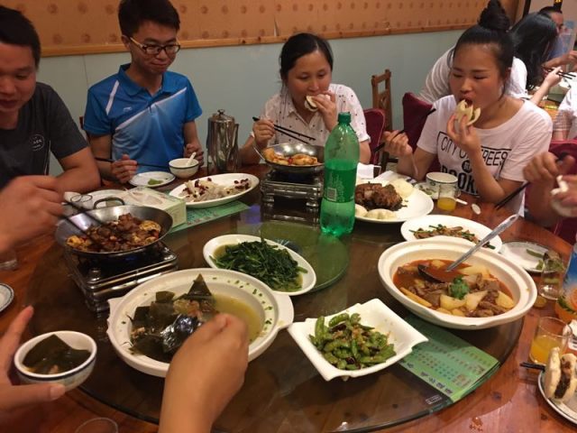 戶外騎行，低碳環(huán)保，享受運(yùn)動(dòng)