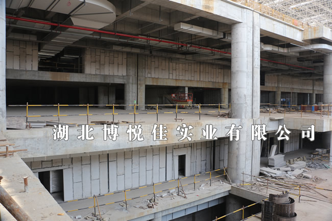 博悅佳輕質(zhì)復(fù)合墻板在天河國際機(jī)場施工案例.jpg