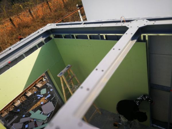 高鐵站鋼結(jié)構(gòu)值班崗?fù)な┕ぐ咐?  src="/uploads/allimg/171220/1-1G2200910095E.jpg" style="width: 600px; height: 450px;" /><br />
	<br />
	<img alt=