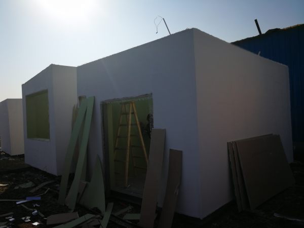 高鐵站鋼結(jié)構(gòu)值班崗?fù)な┕ぐ咐?  src="/uploads/allimg/171220/1-1G220091049121.jpg" style="width: 600px; height: 800px;" /><br />
	<br />
	<img alt=