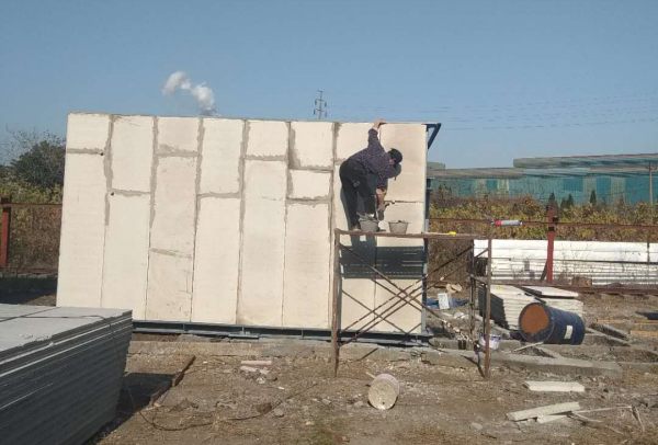 高鐵站鋼結(jié)構(gòu)值班崗?fù)な┕ぐ咐?  src="/uploads/allimg/171220/1-1G2200ZS3427.jpg" style="width: 600px; height: 450px;" /><br />
	<br />
	<img alt=