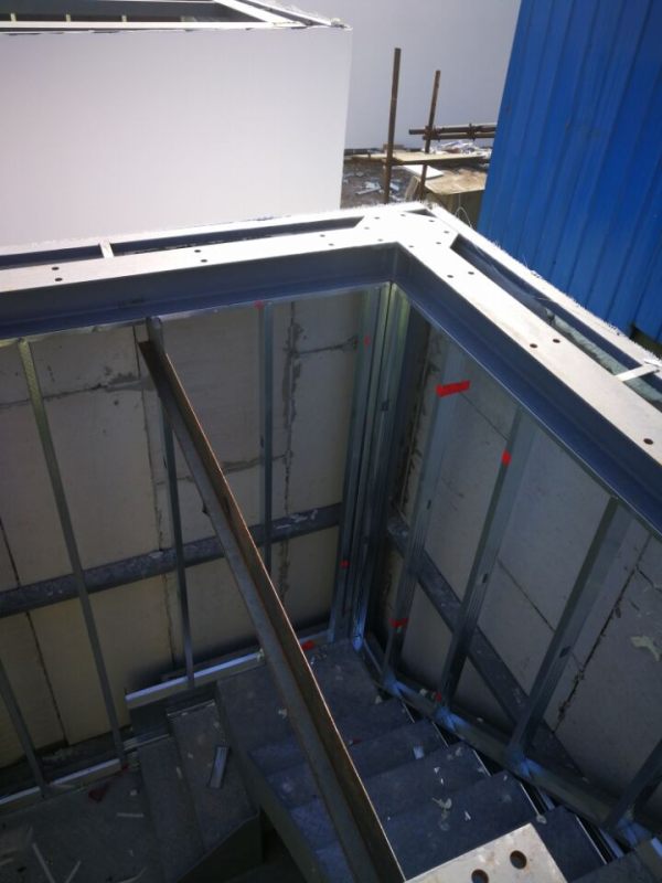 高鐵站鋼結(jié)構(gòu)值班崗?fù)な┕ぐ咐?  src="/uploads/allimg/171220/1-1G2200ZTb45.jpg" style="width: 600px; height: 450px;" /><br />
	<br />
	<img alt=